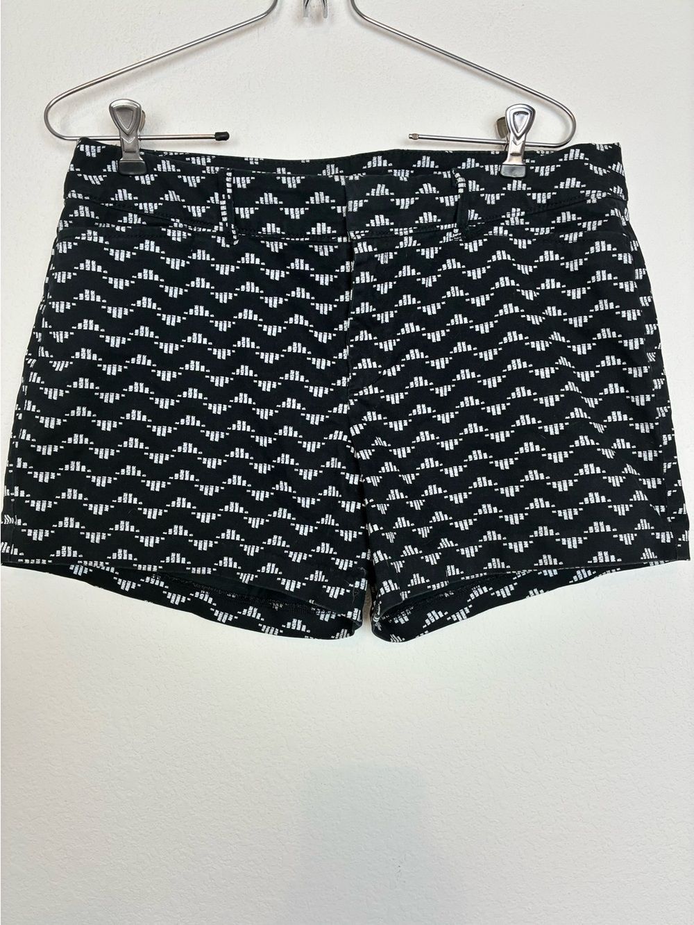 Old Navy Pixie Cutie BW Ikat Tribal Women's Shorts NWOT, pockets beltloops